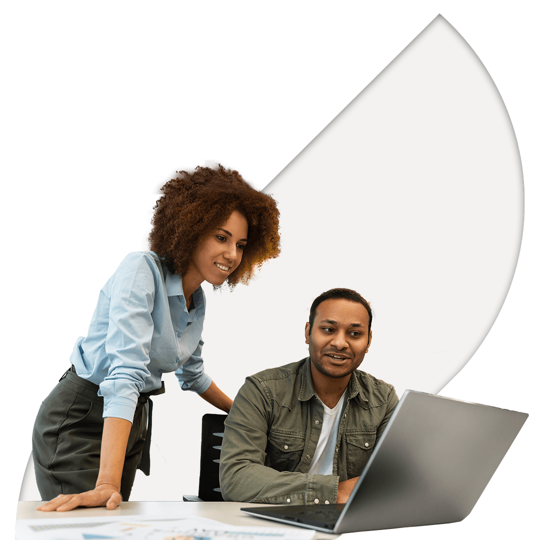 Uma mulher e um homem conversando e olhando para um notebook com um simbolo da Fenix Educação ao fundo