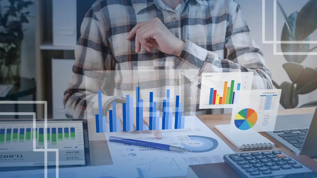 Pessoa trabalhando com gráficos e dados.