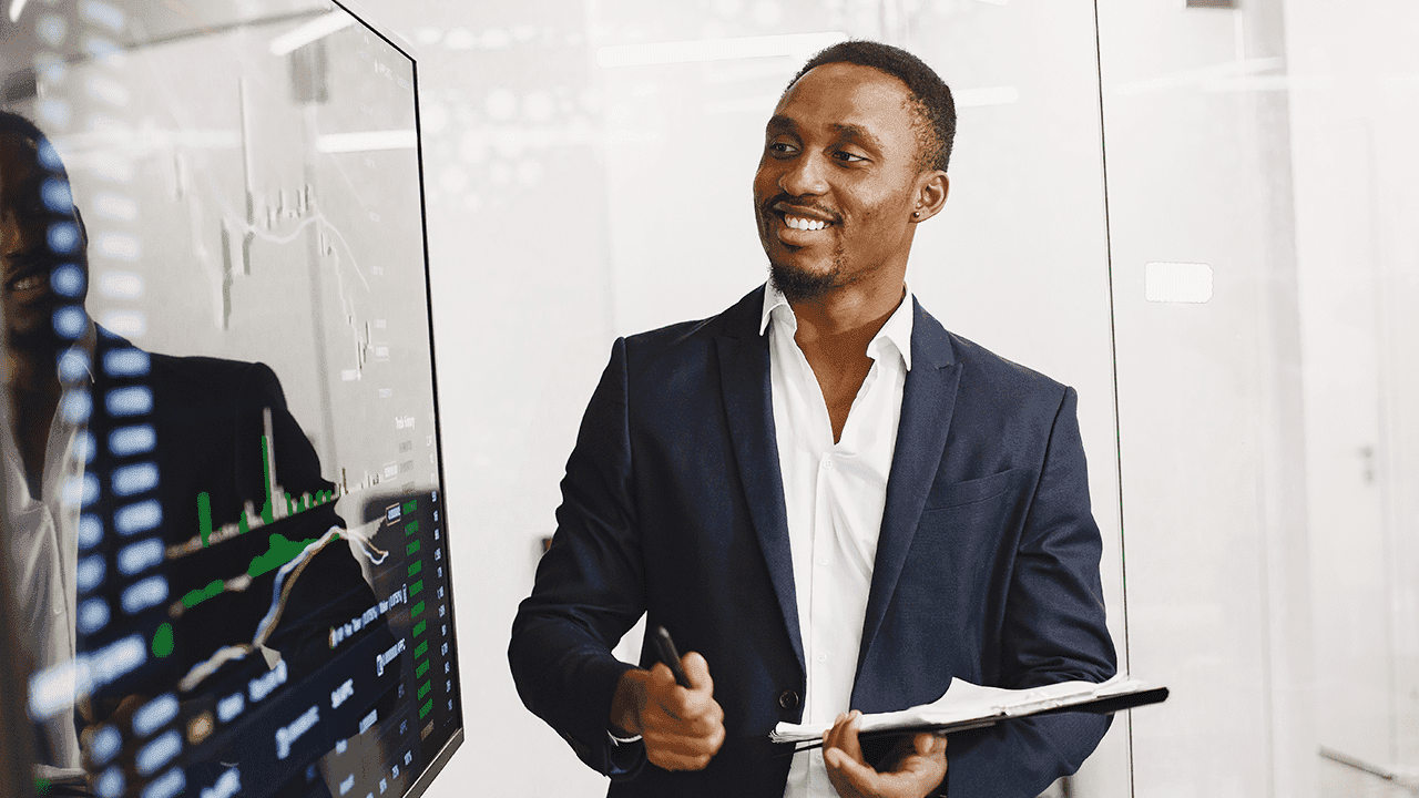 Empresário realizando funções de um analista financeiro.