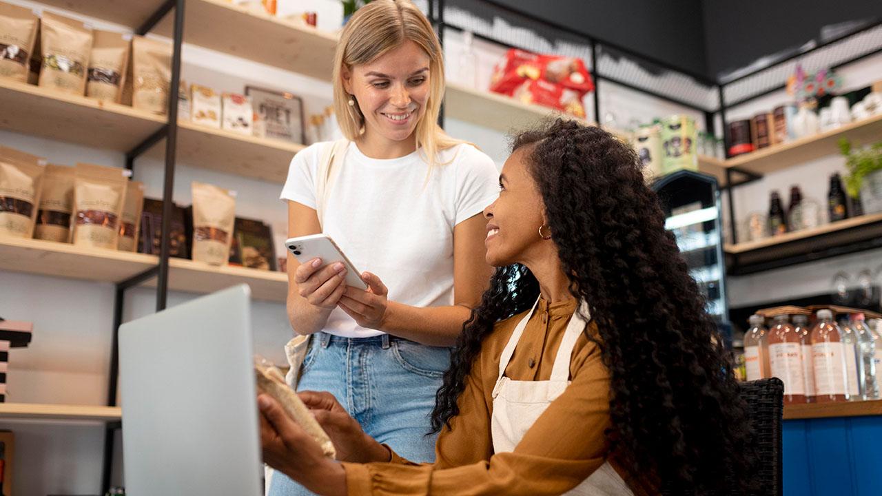 Duas empreendedoras que ilustram o que é ser um microempreendedor individual.