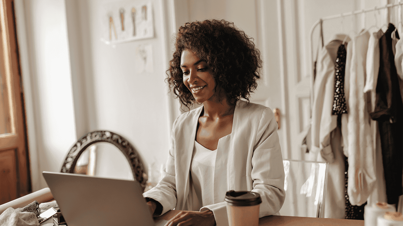 Mulher realizando empreendedorismo digital.
