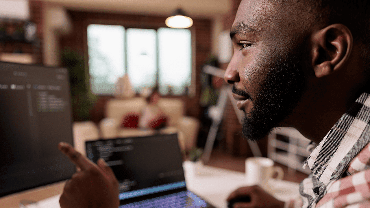 Pessoa trabalhando com programação.