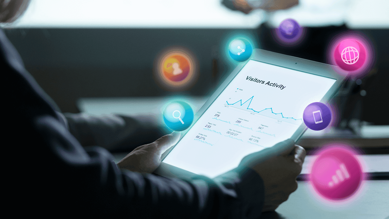 Pessoa usando ferramenta de tráfego pago.